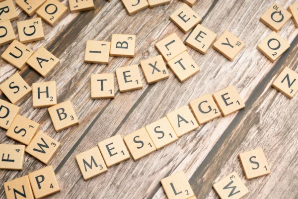 Comment humaniser un texte IA gratuitement et efficacement ?
