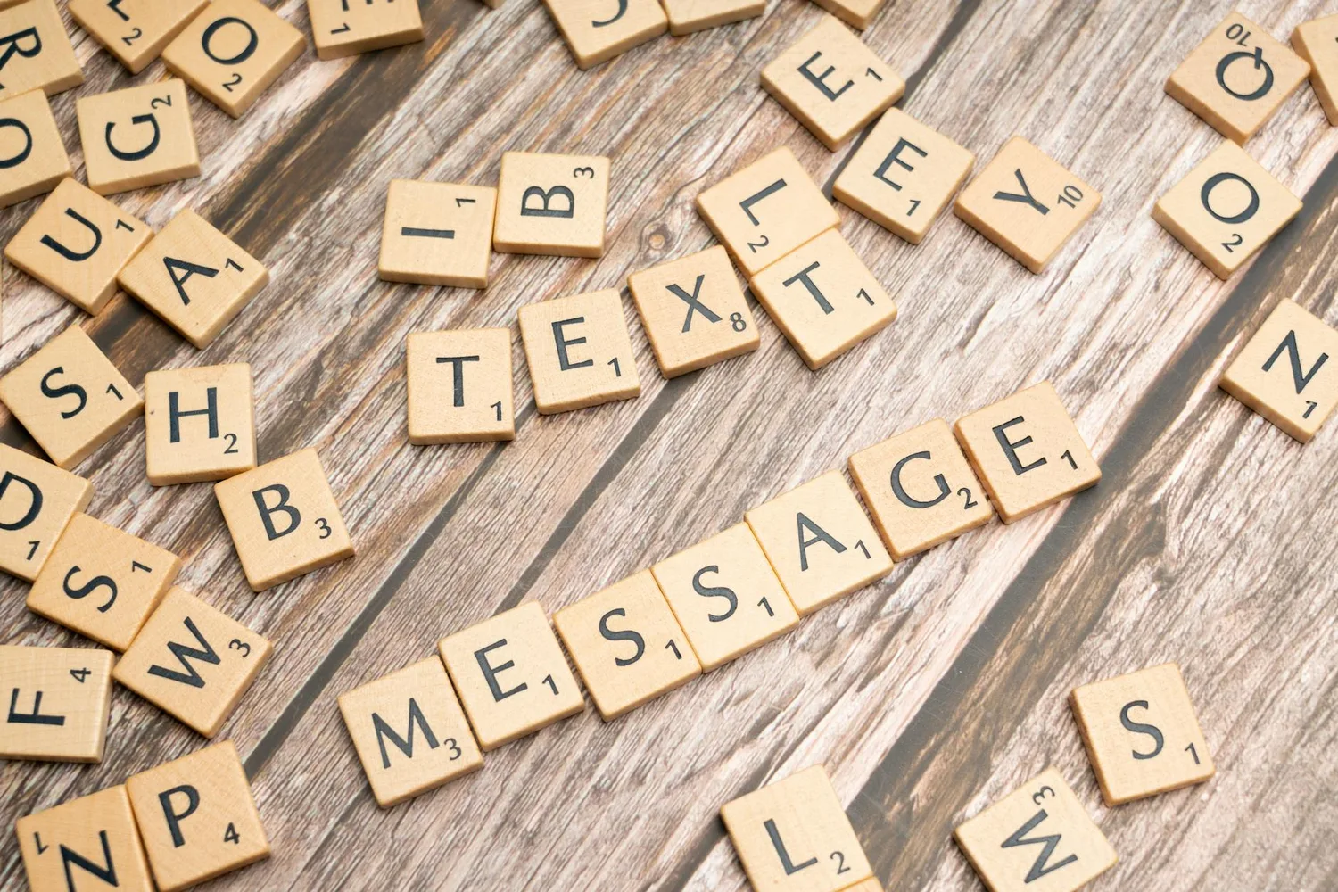 Comment humaniser un texte IA gratuitement et efficacement ?