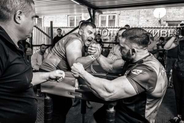 Bras de fer sportif : règles, muscles et technique de base